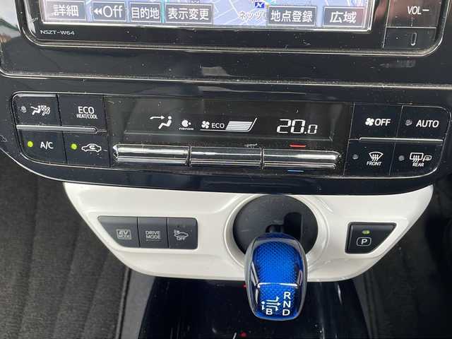 トヨタ プリウス A プレミアム 長野県 2016(平28)年 10.5万km ホワイトパールクリスタルシャイン 純正ナビ/フルセグTV/バックカメラ/横滑り防止装置/コーナーセンサー/レーンキープアシスト/衝突被害軽減システム/BSM/レーダークルーズコントロール/ドライブレコーダー/ETC/パーキングアシスト/革巻きステアリング/レザーシート/パワーシート/シートヒーター/HUD/純正フロアマット/オートライト/ハイビーム/LEDヘッドライト/フォグランプ/保証書・取扱説明書・記録簿(R2.3.5)