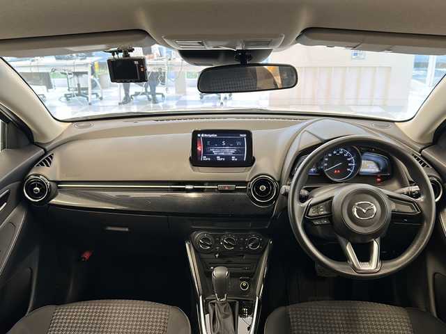 マツダ デミオ 15S 岐阜県 2018(平30)年 1.5万km スノーフレイクホワイトパールマイカ スマートシティブレーキ/ブラインドスポットモニター/レーンキープ/前後ソナー/マツダコネクト/バックカメラ/DVD/スマートキー/プッシュスタート/オートライト/sportモード/前後ドライブレコーダー/アイドリングストップ