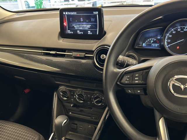 マツダ デミオ 15S 岐阜県 2018(平30)年 1.5万km スノーフレイクホワイトパールマイカ スマートシティブレーキ/ブラインドスポットモニター/レーンキープ/前後ソナー/マツダコネクト/バックカメラ/DVD/スマートキー/プッシュスタート/オートライト/sportモード/前後ドライブレコーダー/アイドリングストップ