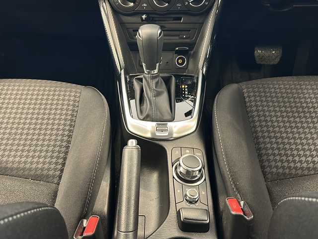 マツダ デミオ 15S 岐阜県 2018(平30)年 1.5万km スノーフレイクホワイトパールマイカ スマートシティブレーキ/ブラインドスポットモニター/レーンキープ/前後ソナー/マツダコネクト/バックカメラ/DVD/スマートキー/プッシュスタート/オートライト/sportモード/前後ドライブレコーダー/アイドリングストップ