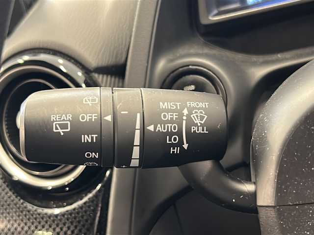 マツダ デミオ 15S 岐阜県 2018(平30)年 1.5万km スノーフレイクホワイトパールマイカ スマートシティブレーキ/ブラインドスポットモニター/レーンキープ/前後ソナー/マツダコネクト/バックカメラ/DVD/スマートキー/プッシュスタート/オートライト/sportモード/前後ドライブレコーダー/アイドリングストップ