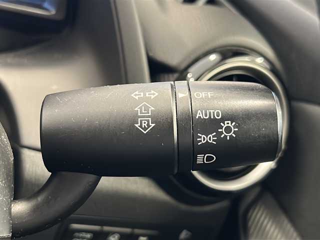 マツダ デミオ 15S 岐阜県 2018(平30)年 1.5万km スノーフレイクホワイトパールマイカ スマートシティブレーキ/ブラインドスポットモニター/レーンキープ/前後ソナー/マツダコネクト/バックカメラ/DVD/スマートキー/プッシュスタート/オートライト/sportモード/前後ドライブレコーダー/アイドリングストップ