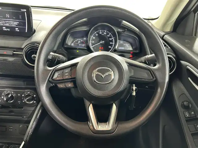 マツダ デミオ 15S 佐賀県 2018(平30)年 1.5万km スノーフレイクホワイトパールマイカ 純正7インチナビ/フルセグTV/DVD/CD/Bluetooth/衝突被害軽減システム/ブラインドスポットモニター/パーキングソナー/車線逸脱警報/横滑り防止装置/オートライト/前後ドライブレコーダー/アイドリングストップ/スマートキー/純正フロアマット/ドアバイザー/ISOFIX対応シート