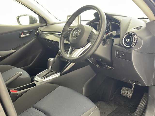 マツダ デミオ 13S 沖縄県 2015(平27)年 5.5万km ジェットブラックマイカ マツダコネクトナビ　/ドライブレコーダー　/バックカメラ　/ＬＥＤヘッドライト　/Ｂｌｕｅｔｏｏｔｈ　/オートライト　/プッシュスタート　/スマートキー　/アイドリングストップ　/横滑り防止機能　/純正フロアマット