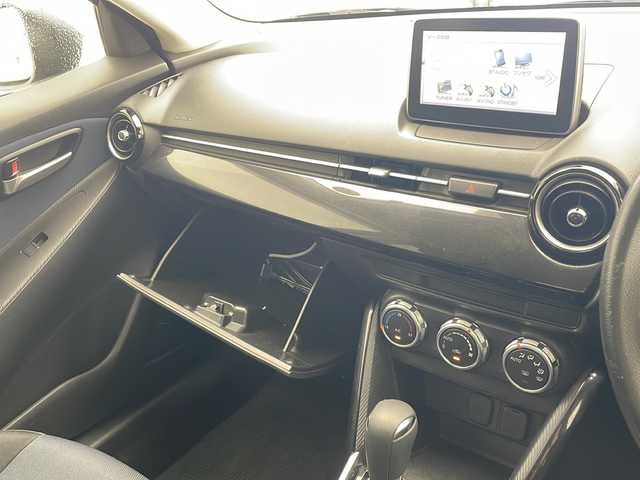 マツダ デミオ 13S 沖縄県 2015(平27)年 5.5万km ジェットブラックマイカ マツダコネクトナビ　/ドライブレコーダー　/バックカメラ　/ＬＥＤヘッドライト　/Ｂｌｕｅｔｏｏｔｈ　/オートライト　/プッシュスタート　/スマートキー　/アイドリングストップ　/横滑り防止機能　/純正フロアマット