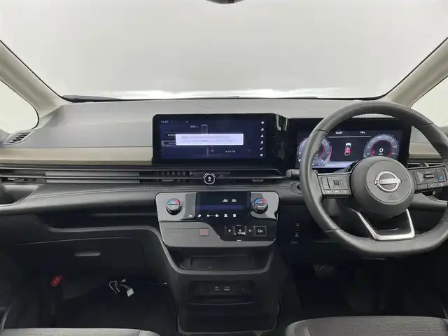 日産 セレナ ハイウェイスター V 大分県 2023(令5)年 5.6万km プリズムホワイト プロパイロット/エマージェンシーブレーキ/純正ナビ/（フルセグ/BT/AM/FM/HDMI）/アラウンドビューモニター/両側パワースライドドア/インテリジェントクルーズコントロール/LEDオートライト/オートマチックハイビーム/純正アルミホイール付き/アイドリングストップ/USBポート/typeCポート/インテリジェントルームミラー/電動パーキング/オートブレーキホールド/ステアリングスイッチ/リアロールサンシェード/パーソナルテーブル/スマートキー/ETC2.0
