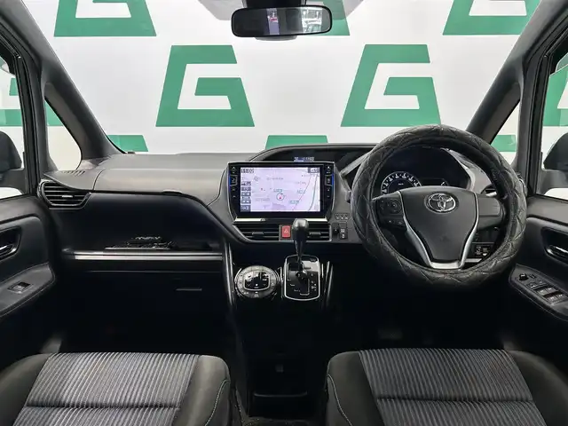 トヨタ ヴォクシー ZS 煌Ⅱ 鹿児島県 2016(平28)年 7万km ブラック 禁煙車　/社外ナビ　/フリップダウンモニター　/両側パワースライド　/バックカメラ　/トヨタセーフティセンス/・オートハイビーム/・PCS/・LDA/・先行車発進お知らせ/フルセグＴＶ　/スマートキー　/ＭＴモード付ＡＴ　/純正アルミ　/ドアバイザー　/ウォークスルー　/Ｐスタート