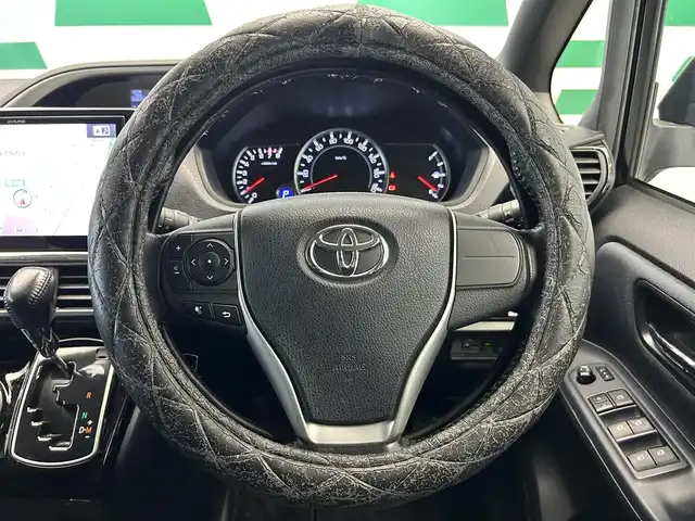 トヨタ ヴォクシー ZS 煌Ⅱ 鹿児島県 2016(平28)年 7万km ブラック 禁煙車　/社外ナビ　/フリップダウンモニター　/両側パワースライド　/バックカメラ　/トヨタセーフティセンス/・オートハイビーム/・PCS/・LDA/・先行車発進お知らせ/フルセグＴＶ　/スマートキー　/ＭＴモード付ＡＴ　/純正アルミ　/ドアバイザー　/ウォークスルー　/Ｐスタート