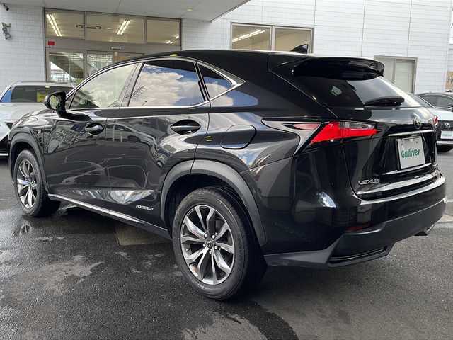 レクサス ＮＸ 300h Fスポーツ 京都府 2015(平27)年 11.4万km グラファイトブラックガラスフレーク 純正ナビ9.8インチ/３眼ＬＥＤヘッドライト　/パワーシート　/シートヒーター＆ベンチレーター　/赤レザーシート　/ステアリングヒーター　/パドルシフト　/レーダークルーズコントロール　/バック・サイドカメラ　/コーナーセンサー　/オートライト/メモリーパワーシート/プッシュスタート/フルセグテレビ/ウィンカーミラー/ETCビルトイン/プリクラッシュセーフティー/コーナーセンサー前後/スマートキー/Bluetooth接続/純正18インチAW/禁煙車