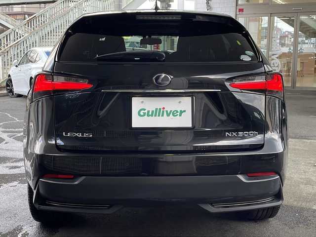 レクサス ＮＸ 300h Fスポーツ 京都府 2015(平27)年 11.4万km グラファイトブラックガラスフレーク 純正ナビ9.8インチ/３眼ＬＥＤヘッドライト　/パワーシート　/シートヒーター＆ベンチレーター　/赤レザーシート　/ステアリングヒーター　/パドルシフト　/レーダークルーズコントロール　/バック・サイドカメラ　/コーナーセンサー　/オートライト/メモリーパワーシート/プッシュスタート/フルセグテレビ/ウィンカーミラー/ETCビルトイン/プリクラッシュセーフティー/コーナーセンサー前後/スマートキー/Bluetooth接続/純正18インチAW/禁煙車