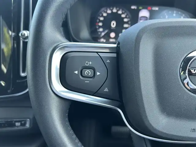 ボルボ ＸＣ４０ B4 モメンタム 滋賀県 2020(令2)年 3万km グレー 純正ナビ　/（ＤＴＶ/ＢＴ/ＣａｒＰｌａｙ）/３６０°カメラ　/衝突軽減ブレーキ　/ＡＣＣ　/ＬＫＡ　/電動リアゲート　/シートヒーター　/コーナーセンサー　/ＥＴＣ　/ドライブレコーダー　/純正１８インチＡＷ