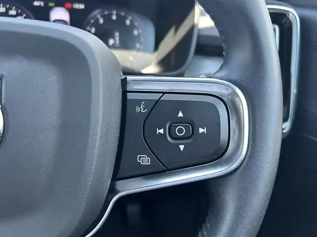 ボルボ ＸＣ４０ B4 モメンタム 滋賀県 2020(令2)年 3万km グレー 純正ナビ　/（ＤＴＶ/ＢＴ/ＣａｒＰｌａｙ）/３６０°カメラ　/衝突軽減ブレーキ　/ＡＣＣ　/ＬＫＡ　/電動リアゲート　/シートヒーター　/コーナーセンサー　/ＥＴＣ　/ドライブレコーダー　/純正１８インチＡＷ