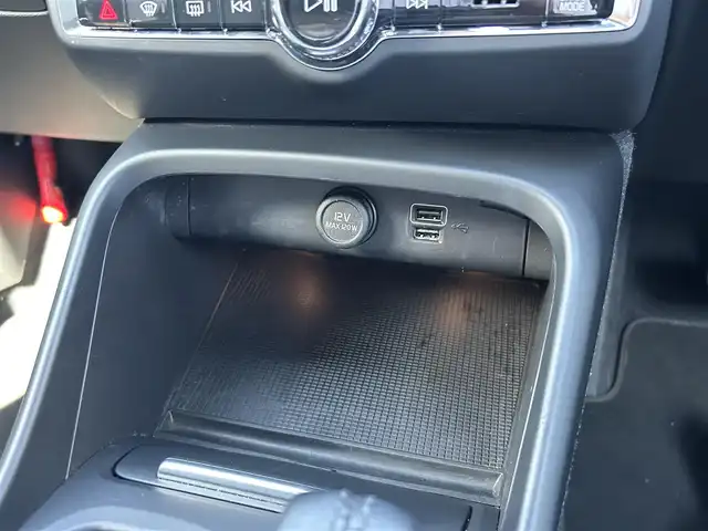 ボルボ ＸＣ４０ B4 モメンタム 滋賀県 2020(令2)年 3万km グレー 純正ナビ　/（ＤＴＶ/ＢＴ/ＣａｒＰｌａｙ）/３６０°カメラ　/衝突軽減ブレーキ　/ＡＣＣ　/ＬＫＡ　/電動リアゲート　/シートヒーター　/コーナーセンサー　/ＥＴＣ　/ドライブレコーダー　/純正１８インチＡＷ