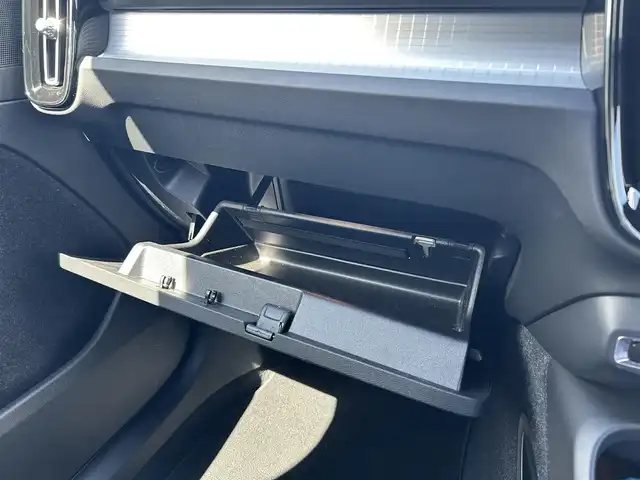 ボルボ ＸＣ４０ B4 モメンタム 滋賀県 2020(令2)年 3万km グレー 純正ナビ　/（ＤＴＶ/ＢＴ/ＣａｒＰｌａｙ）/３６０°カメラ　/衝突軽減ブレーキ　/ＡＣＣ　/ＬＫＡ　/電動リアゲート　/シートヒーター　/コーナーセンサー　/ＥＴＣ　/ドライブレコーダー　/純正１８インチＡＷ