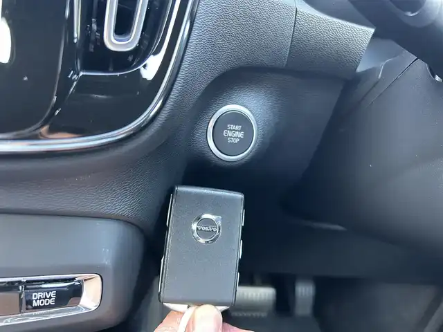 ボルボ ＸＣ４０ B4 モメンタム 滋賀県 2020(令2)年 3万km グレー 純正ナビ　/（ＤＴＶ/ＢＴ/ＣａｒＰｌａｙ）/３６０°カメラ　/衝突軽減ブレーキ　/ＡＣＣ　/ＬＫＡ　/電動リアゲート　/シートヒーター　/コーナーセンサー　/ＥＴＣ　/ドライブレコーダー　/純正１８インチＡＷ