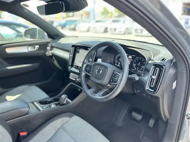 ボルボ ＸＣ４０ B4 モメンタム 滋賀県 2020(令2)年 3万km グレー 純正ナビ　/（ＤＴＶ/ＢＴ/ＣａｒＰｌａｙ）/３６０°カメラ　/衝突軽減ブレーキ　/ＡＣＣ　/ＬＫＡ　/電動リアゲート　/シートヒーター　/コーナーセンサー　/ＥＴＣ　/ドライブレコーダー　/純正１８インチＡＷ