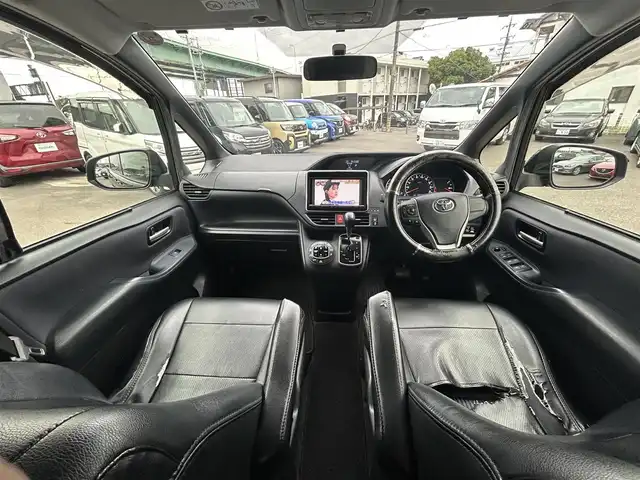 トヨタ ヴォクシー ZS 愛知県 2014(平26)年 10.3万km ブラック スマートキー/プッシュスタート/純正9インチナビ/フルセグTV/BT/バックカメラ/純正フリップダウンモニター/ビルトインETC/純正16インチAW/片側パワースライドドア/オートライト/純正フロアマット/純正ドアバイザー/取説、保証書