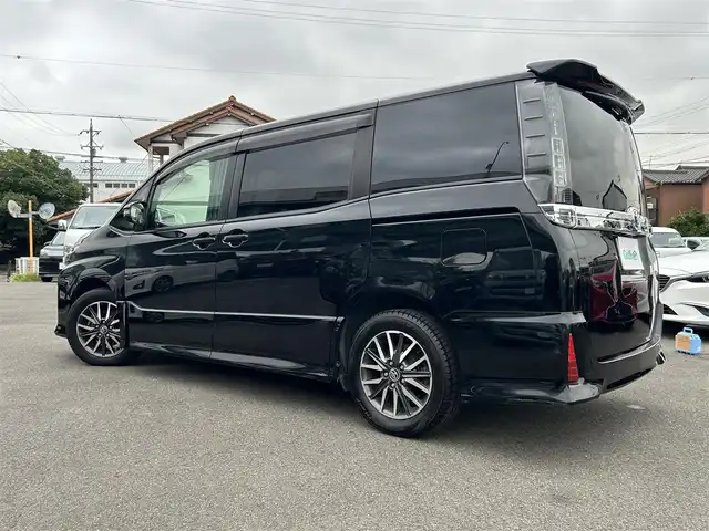 トヨタ ヴォクシー ZS 愛知県 2014(平26)年 10.3万km ブラック スマートキー/プッシュスタート/純正9インチナビ/フルセグTV/BT/バックカメラ/純正フリップダウンモニター/ビルトインETC/純正16インチAW/片側パワースライドドア/オートライト/純正フロアマット/純正ドアバイザー/取説、保証書