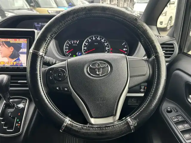 トヨタ ヴォクシー ZS 愛知県 2014(平26)年 10.3万km ブラック スマートキー/プッシュスタート/純正9インチナビ/フルセグTV/BT/バックカメラ/純正フリップダウンモニター/ビルトインETC/純正16インチAW/片側パワースライドドア/オートライト/純正フロアマット/純正ドアバイザー/取説、保証書
