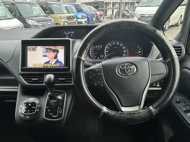 トヨタ ヴォクシー ZS 愛知県 2014(平26)年 10.3万km ブラック スマートキー/プッシュスタート/純正9インチナビ/フルセグTV/BT/バックカメラ/純正フリップダウンモニター/ビルトインETC/純正16インチAW/片側パワースライドドア/オートライト/純正フロアマット/純正ドアバイザー/取説、保証書