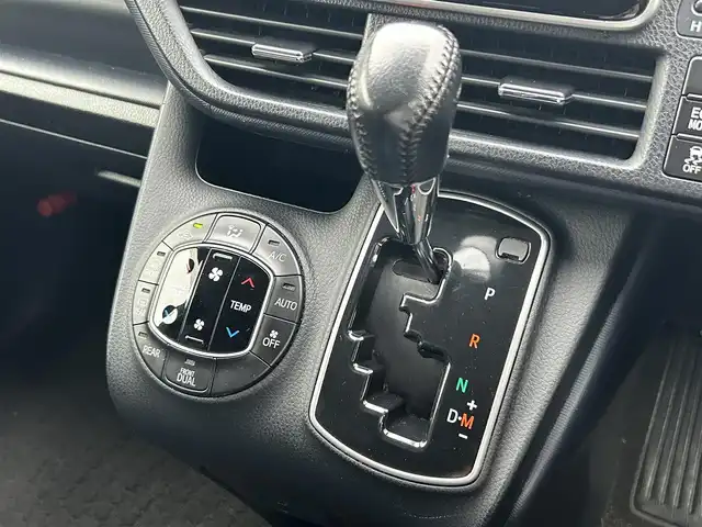 トヨタ ヴォクシー ZS 愛知県 2014(平26)年 10.3万km ブラック スマートキー/プッシュスタート/純正9インチナビ/フルセグTV/BT/バックカメラ/純正フリップダウンモニター/ビルトインETC/純正16インチAW/片側パワースライドドア/オートライト/純正フロアマット/純正ドアバイザー/取説、保証書