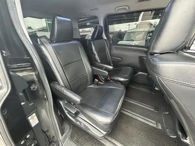 トヨタ ヴォクシー ZS 愛知県 2014(平26)年 10.3万km ブラック スマートキー/プッシュスタート/純正9インチナビ/フルセグTV/BT/バックカメラ/純正フリップダウンモニター/ビルトインETC/純正16インチAW/片側パワースライドドア/オートライト/純正フロアマット/純正ドアバイザー/取説、保証書
