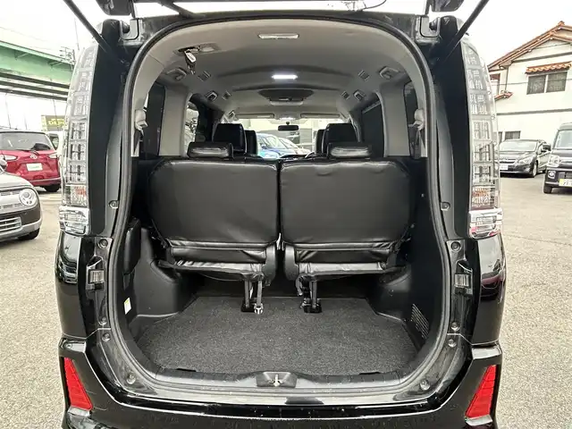 トヨタ ヴォクシー ZS 愛知県 2014(平26)年 10.3万km ブラック スマートキー/プッシュスタート/純正9インチナビ/フルセグTV/BT/バックカメラ/純正フリップダウンモニター/ビルトインETC/純正16インチAW/片側パワースライドドア/オートライト/純正フロアマット/純正ドアバイザー/取説、保証書