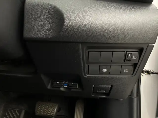 トヨタ ヤリスクロス X 新潟県 2022(令4)年 1.8万km シルバーメタリック ワンオーナー　/４ＷＤ　/禁煙車　/純正ディスプレイオーディオ/バックモニター　/Ｂｌｕｅｔｏｏｔｈ接続/ETC/スペアキー1本　/ＡＷ付きスタッドレスタイヤ/クルーズコントロール/前方ドライブレコーダー　/純正フロアマット　/衝突被害軽減ブレーキ　/保証書　/取扱説明書/記録簿