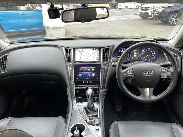 日産 スカイライン 200GT－t タイプP 兵庫県 2016(平28)年 8.2万km スーパーブラック 純正メーカーSDナビ/　Bluetooth/USB/AUX/iPod/AM/FM/フルセグテレビ（走行中視聴不可）/ビルトインETC/前後ドライブレコーダー/アラウンドビューミニター/MTモード付AT/シートメモリ/パワーシート（D+N席）/シートヒーター（D+N席）/アイドリングストップ/アダプティブクルーズコントロール/アンチロック・ブレーキ・システム/レーンキープアシスト/前後コーナーセンサー/横滑り防止装置/盗難防止装置/パワーステアリング/パワーウィンドウ/エアバッグ（W+サイド）/純正フロアマット/純正アルミホイール/スマートキー/スペアキー（1本）/LEDヘッドライト/保証書/取扱説明書