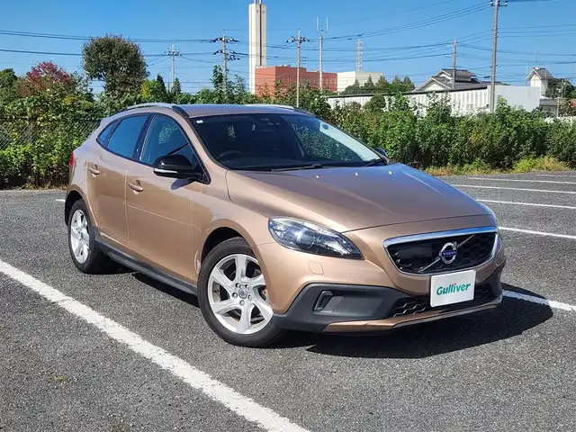 ボルボ Ｖ４０ クロスカントリー T4 ノルディック 茨城県 2014(平26)年 7.4万km ゴールド 〇純正ナビ/〇フルセグTV/〇クルーズコントロール/〇エアバッグ/〇アイドリングストップ/〇車線逸脱防止支援システム/〇ターボ/〇パワーシート/シートヒーター/〇純正17インチアルミホイール/〇ルーフレール/〇キーレスエントリー/〇禁煙車