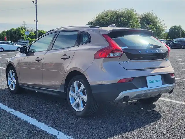 ボルボ Ｖ４０ クロスカントリー T4 ノルディック 茨城県 2014(平26)年 7.4万km ゴールド 〇純正ナビ/〇フルセグTV/〇クルーズコントロール/〇エアバッグ/〇アイドリングストップ/〇車線逸脱防止支援システム/〇ターボ/〇パワーシート/シートヒーター/〇純正17インチアルミホイール/〇ルーフレール/〇キーレスエントリー/〇禁煙車