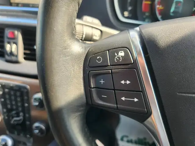 ボルボ Ｖ４０ クロスカントリー T4 ノルディック 茨城県 2014(平26)年 7.4万km ゴールド 〇純正ナビ/〇フルセグTV/〇クルーズコントロール/〇エアバッグ/〇アイドリングストップ/〇車線逸脱防止支援システム/〇ターボ/〇パワーシート/シートヒーター/〇純正17インチアルミホイール/〇ルーフレール/〇キーレスエントリー/〇禁煙車