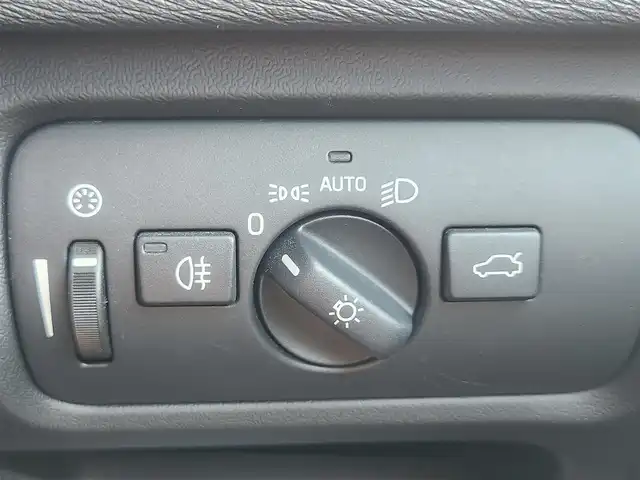 ボルボ Ｖ４０ クロスカントリー T4 ノルディック 茨城県 2014(平26)年 7.4万km ゴールド 〇純正ナビ/〇フルセグTV/〇クルーズコントロール/〇エアバッグ/〇アイドリングストップ/〇車線逸脱防止支援システム/〇ターボ/〇パワーシート/シートヒーター/〇純正17インチアルミホイール/〇ルーフレール/〇キーレスエントリー/〇禁煙車