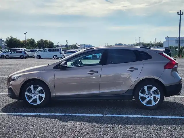 ボルボ Ｖ４０ クロスカントリー T4 ノルディック 茨城県 2014(平26)年 7.4万km ゴールド 〇純正ナビ/〇フルセグTV/〇クルーズコントロール/〇エアバッグ/〇アイドリングストップ/〇車線逸脱防止支援システム/〇ターボ/〇パワーシート/シートヒーター/〇純正17インチアルミホイール/〇ルーフレール/〇キーレスエントリー/〇禁煙車