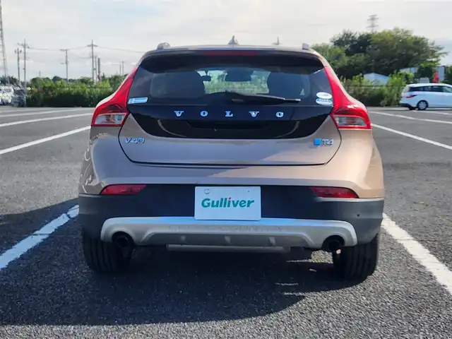 ボルボ Ｖ４０ クロスカントリー T4 ノルディック 茨城県 2014(平26)年 7.4万km ゴールド 〇純正ナビ/〇フルセグTV/〇クルーズコントロール/〇エアバッグ/〇アイドリングストップ/〇車線逸脱防止支援システム/〇ターボ/〇パワーシート/シートヒーター/〇純正17インチアルミホイール/〇ルーフレール/〇キーレスエントリー/〇禁煙車