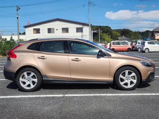 ボルボ Ｖ４０ クロスカントリー T4 ノルディック 茨城県 2014(平26)年 7.4万km ゴールド 〇純正ナビ/〇フルセグTV/〇クルーズコントロール/〇エアバッグ/〇アイドリングストップ/〇車線逸脱防止支援システム/〇ターボ/〇パワーシート/シートヒーター/〇純正17インチアルミホイール/〇ルーフレール/〇キーレスエントリー/〇禁煙車