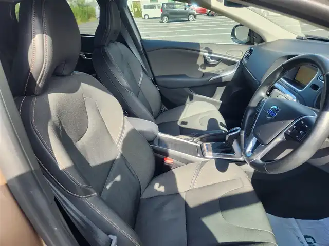 ボルボ Ｖ４０ クロスカントリー T4 ノルディック 茨城県 2014(平26)年 7.4万km ゴールド 〇純正ナビ/〇フルセグTV/〇クルーズコントロール/〇エアバッグ/〇アイドリングストップ/〇車線逸脱防止支援システム/〇ターボ/〇パワーシート/シートヒーター/〇純正17インチアルミホイール/〇ルーフレール/〇キーレスエントリー/〇禁煙車