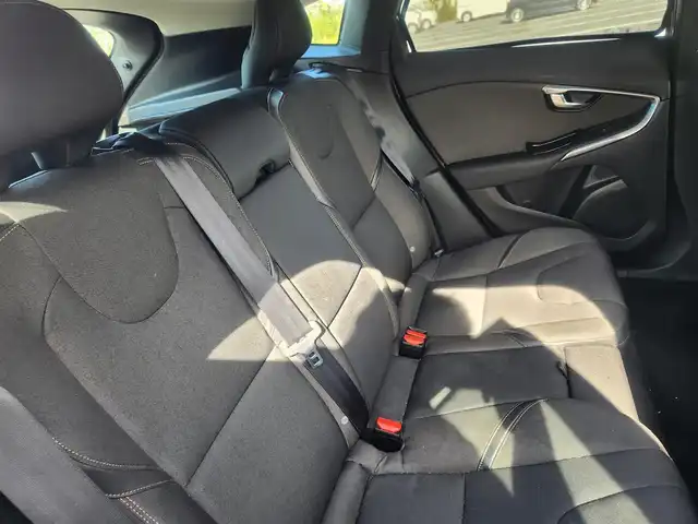 ボルボ Ｖ４０ クロスカントリー T4 ノルディック 茨城県 2014(平26)年 7.4万km ゴールド 〇純正ナビ/〇フルセグTV/〇クルーズコントロール/〇エアバッグ/〇アイドリングストップ/〇車線逸脱防止支援システム/〇ターボ/〇パワーシート/シートヒーター/〇純正17インチアルミホイール/〇ルーフレール/〇キーレスエントリー/〇禁煙車