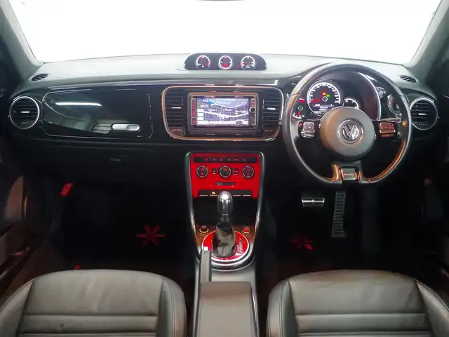 フォルクスワーゲン ザ・ビートル 2．0 Rライン 兵庫県 2017(平29)年 5.3万km ディープブラックパールエフェクト 純正ナビ/リアビューカメラ/前後センサー/フルセグTV/Bluetooth接続/レザーシート/シートヒーター/クルーズコントロール/ブラインドスポットディテクション/リアトラフィックアラート/オートエアコン/オートライト/プッシュスタート/キセノンヘッドライト/ETC/OPエアコンパネル/OPシフトカバーパネル/OPルームミラーカバー/OPフロントライセンスプレートトリム/OPドアサイドパネルモール/純正フロアマット/ドライブレコーダー