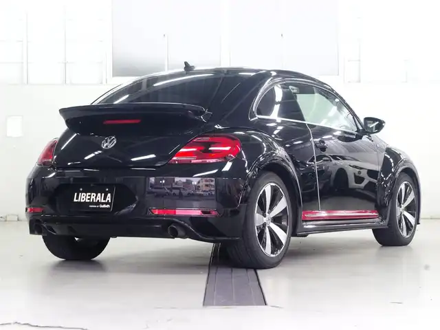 フォルクスワーゲン ザ・ビートル 2．0 Rライン 兵庫県 2017(平29)年 5.3万km ディープブラックパールエフェクト 純正ナビ/リアビューカメラ/前後センサー/フルセグTV/Bluetooth接続/レザーシート/シートヒーター/クルーズコントロール/ブラインドスポットディテクション/リアトラフィックアラート/オートエアコン/オートライト/プッシュスタート/キセノンヘッドライト/ETC/OPエアコンパネル/OPシフトカバーパネル/OPルームミラーカバー/OPフロントライセンスプレートトリム/OPドアサイドパネルモール/純正フロアマット/ドライブレコーダー