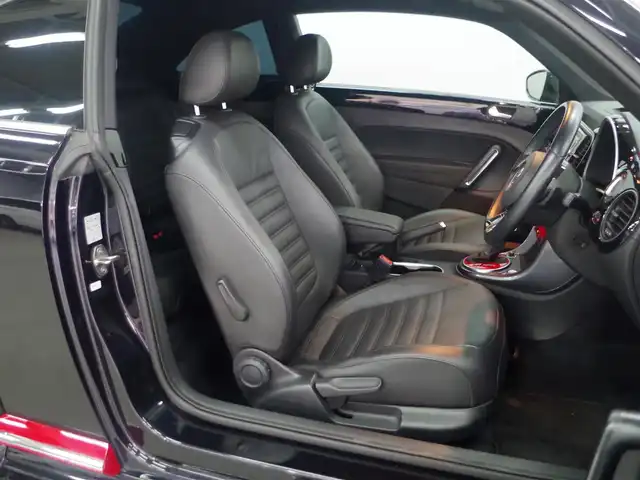 フォルクスワーゲン ザ・ビートル 2．0 Rライン 兵庫県 2017(平29)年 5.3万km ディープブラックパールエフェクト 純正ナビ/リアビューカメラ/前後センサー/フルセグTV/Bluetooth接続/レザーシート/シートヒーター/クルーズコントロール/ブラインドスポットディテクション/リアトラフィックアラート/オートエアコン/オートライト/プッシュスタート/キセノンヘッドライト/ETC/OPエアコンパネル/OPシフトカバーパネル/OPルームミラーカバー/OPフロントライセンスプレートトリム/OPドアサイドパネルモール/純正フロアマット/ドライブレコーダー