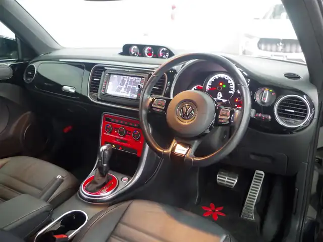 フォルクスワーゲン ザ・ビートル 2．0 Rライン 兵庫県 2017(平29)年 5.3万km ディープブラックパールエフェクト 純正ナビ/リアビューカメラ/前後センサー/フルセグTV/Bluetooth接続/レザーシート/シートヒーター/クルーズコントロール/ブラインドスポットディテクション/リアトラフィックアラート/オートエアコン/オートライト/プッシュスタート/キセノンヘッドライト/ETC/OPエアコンパネル/OPシフトカバーパネル/OPルームミラーカバー/OPフロントライセンスプレートトリム/OPドアサイドパネルモール/純正フロアマット/ドライブレコーダー