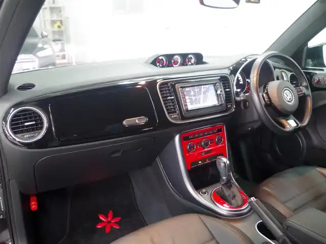 フォルクスワーゲン ザ・ビートル 2．0 Rライン 兵庫県 2017(平29)年 5.3万km ディープブラックパールエフェクト 純正ナビ/リアビューカメラ/前後センサー/フルセグTV/Bluetooth接続/レザーシート/シートヒーター/クルーズコントロール/ブラインドスポットディテクション/リアトラフィックアラート/オートエアコン/オートライト/プッシュスタート/キセノンヘッドライト/ETC/OPエアコンパネル/OPシフトカバーパネル/OPルームミラーカバー/OPフロントライセンスプレートトリム/OPドアサイドパネルモール/純正フロアマット/ドライブレコーダー