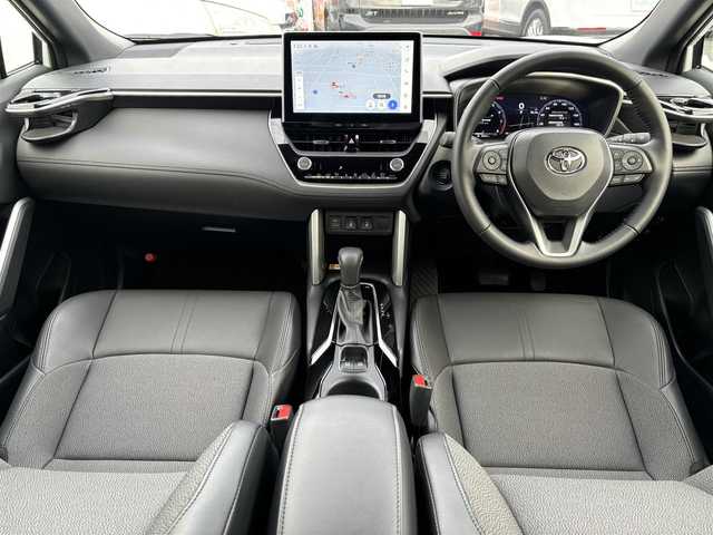 トヨタ カローラ クロス Z 愛知県 2025(令7)年 0.7万km プラチナホワイトパールマイカ /禁煙//ワンオーナー//ガラスルーフ//モデリスタエアロ（フロント・サイド・リア）//モデリスタカラードフェンダー//モデリスタドアプロテクター//黒半革シート//シートヒーター（前席）//パワーシート（D席）//純正18AW//メーカーナビ//フルセグ/BT/USB/Miracast//バックカメラ//ビルトインETC2.0//ハンズフリーパワーバックドア//置くだけ充電//ACC/PCS/LDA/BSM/PDA/RCTA/PKSB/SEA/RSA//発進遅れ告知//後退速度抑制//横滑り防止装置//電子制御パーキングブレーキ//ブレーキホールド//前後クリアランスソナー//LEDオートライト//LEDフォグランプ//LEDルームランプ//オートマチックハイビーム//本革巻きステアリング//ステアリングヒーター//ステアリングスイッチ//ルーフレール//MTモード付AT//ドリンクホルダー//スペアスマートキー//新車時保証書//取扱説明書