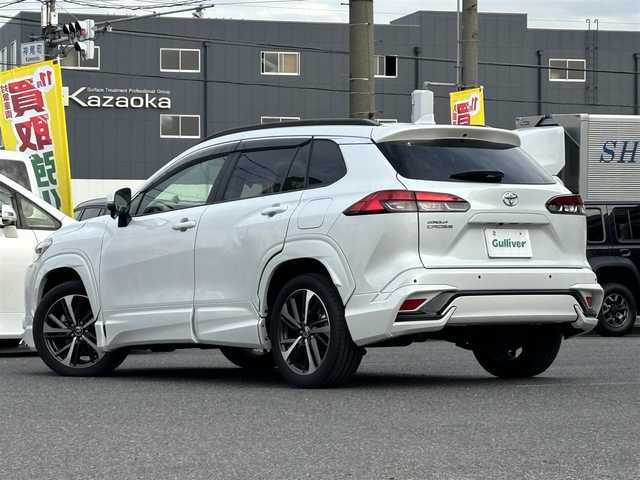 トヨタ カローラ クロス Z 愛知県 2025(令7)年 0.7万km プラチナホワイトパールマイカ /禁煙//ワンオーナー//ガラスルーフ//モデリスタエアロ（フロント・サイド・リア）//モデリスタカラードフェンダー//モデリスタドアプロテクター//黒半革シート//シートヒーター（前席）//パワーシート（D席）//純正18AW//メーカーナビ//フルセグ/BT/USB/Miracast//バックカメラ//ビルトインETC2.0//ハンズフリーパワーバックドア//置くだけ充電//ACC/PCS/LDA/BSM/PDA/RCTA/PKSB/SEA/RSA//発進遅れ告知//後退速度抑制//横滑り防止装置//電子制御パーキングブレーキ//ブレーキホールド//前後クリアランスソナー//LEDオートライト//LEDフォグランプ//LEDルームランプ//オートマチックハイビーム//本革巻きステアリング//ステアリングヒーター//ステアリングスイッチ//ルーフレール//MTモード付AT//ドリンクホルダー//スペアスマートキー//新車時保証書//取扱説明書