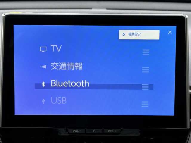 トヨタ カローラ クロス Z 愛知県 2025(令7)年 0.7万km プラチナホワイトパールマイカ /禁煙//ワンオーナー//ガラスルーフ//モデリスタエアロ（フロント・サイド・リア）//モデリスタカラードフェンダー//モデリスタドアプロテクター//黒半革シート//シートヒーター（前席）//パワーシート（D席）//純正18AW//メーカーナビ//フルセグ/BT/USB/Miracast//バックカメラ//ビルトインETC2.0//ハンズフリーパワーバックドア//置くだけ充電//ACC/PCS/LDA/BSM/PDA/RCTA/PKSB/SEA/RSA//発進遅れ告知//後退速度抑制//横滑り防止装置//電子制御パーキングブレーキ//ブレーキホールド//前後クリアランスソナー//LEDオートライト//LEDフォグランプ//LEDルームランプ//オートマチックハイビーム//本革巻きステアリング//ステアリングヒーター//ステアリングスイッチ//ルーフレール//MTモード付AT//ドリンクホルダー//スペアスマートキー//新車時保証書//取扱説明書