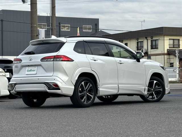 トヨタ カローラ クロス Z 愛知県 2025(令7)年 0.7万km プラチナホワイトパールマイカ /禁煙//ワンオーナー//ガラスルーフ//モデリスタエアロ（フロント・サイド・リア）//モデリスタカラードフェンダー//モデリスタドアプロテクター//黒半革シート//シートヒーター（前席）//パワーシート（D席）//純正18AW//メーカーナビ//フルセグ/BT/USB/Miracast//バックカメラ//ビルトインETC2.0//ハンズフリーパワーバックドア//置くだけ充電//ACC/PCS/LDA/BSM/PDA/RCTA/PKSB/SEA/RSA//発進遅れ告知//後退速度抑制//横滑り防止装置//電子制御パーキングブレーキ//ブレーキホールド//前後クリアランスソナー//LEDオートライト//LEDフォグランプ//LEDルームランプ//オートマチックハイビーム//本革巻きステアリング//ステアリングヒーター//ステアリングスイッチ//ルーフレール//MTモード付AT//ドリンクホルダー//スペアスマートキー//新車時保証書//取扱説明書