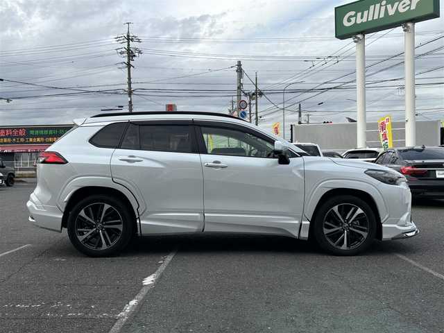 トヨタ カローラ クロス Z 愛知県 2025(令7)年 0.7万km プラチナホワイトパールマイカ /禁煙//ワンオーナー//ガラスルーフ//モデリスタエアロ（フロント・サイド・リア）//モデリスタカラードフェンダー//モデリスタドアプロテクター//黒半革シート//シートヒーター（前席）//パワーシート（D席）//純正18AW//メーカーナビ//フルセグ/BT/USB/Miracast//バックカメラ//ビルトインETC2.0//ハンズフリーパワーバックドア//置くだけ充電//ACC/PCS/LDA/BSM/PDA/RCTA/PKSB/SEA/RSA//発進遅れ告知//後退速度抑制//横滑り防止装置//電子制御パーキングブレーキ//ブレーキホールド//前後クリアランスソナー//LEDオートライト//LEDフォグランプ//LEDルームランプ//オートマチックハイビーム//本革巻きステアリング//ステアリングヒーター//ステアリングスイッチ//ルーフレール//MTモード付AT//ドリンクホルダー//スペアスマートキー//新車時保証書//取扱説明書