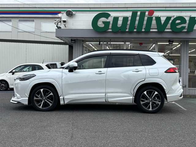 トヨタ カローラ クロス Z 愛知県 2025(令7)年 0.7万km プラチナホワイトパールマイカ /禁煙//ワンオーナー//ガラスルーフ//モデリスタエアロ（フロント・サイド・リア）//モデリスタカラードフェンダー//モデリスタドアプロテクター//黒半革シート//シートヒーター（前席）//パワーシート（D席）//純正18AW//メーカーナビ//フルセグ/BT/USB/Miracast//バックカメラ//ビルトインETC2.0//ハンズフリーパワーバックドア//置くだけ充電//ACC/PCS/LDA/BSM/PDA/RCTA/PKSB/SEA/RSA//発進遅れ告知//後退速度抑制//横滑り防止装置//電子制御パーキングブレーキ//ブレーキホールド//前後クリアランスソナー//LEDオートライト//LEDフォグランプ//LEDルームランプ//オートマチックハイビーム//本革巻きステアリング//ステアリングヒーター//ステアリングスイッチ//ルーフレール//MTモード付AT//ドリンクホルダー//スペアスマートキー//新車時保証書//取扱説明書