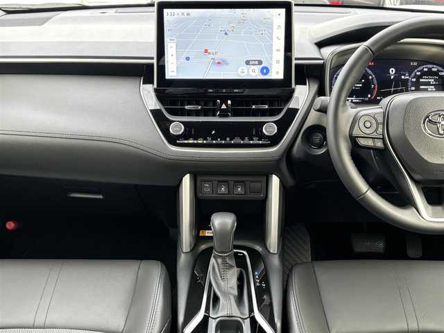 トヨタ カローラ クロス Z 愛知県 2025(令7)年 0.7万km プラチナホワイトパールマイカ /禁煙//ワンオーナー//ガラスルーフ//モデリスタエアロ（フロント・サイド・リア）//モデリスタカラードフェンダー//モデリスタドアプロテクター//黒半革シート//シートヒーター（前席）//パワーシート（D席）//純正18AW//メーカーナビ//フルセグ/BT/USB/Miracast//バックカメラ//ビルトインETC2.0//ハンズフリーパワーバックドア//置くだけ充電//ACC/PCS/LDA/BSM/PDA/RCTA/PKSB/SEA/RSA//発進遅れ告知//後退速度抑制//横滑り防止装置//電子制御パーキングブレーキ//ブレーキホールド//前後クリアランスソナー//LEDオートライト//LEDフォグランプ//LEDルームランプ//オートマチックハイビーム//本革巻きステアリング//ステアリングヒーター//ステアリングスイッチ//ルーフレール//MTモード付AT//ドリンクホルダー//スペアスマートキー//新車時保証書//取扱説明書